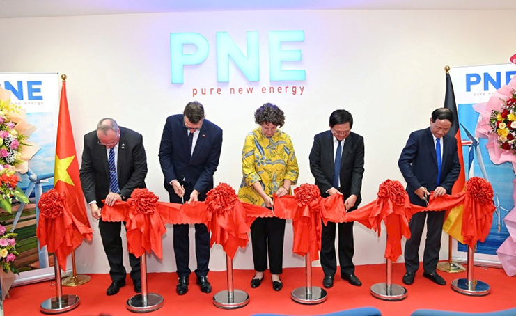Các đại biểu thực hiện nghi thức cắt băng khai trương Văn phòng Tập đoàn PNE tại TP. Quy Nhơn, tỉnh Bình Định